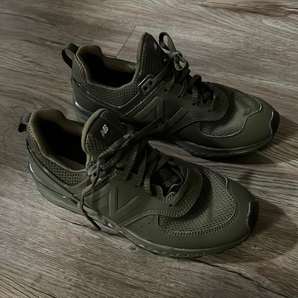 Like New green New Balance Tennis Shoes